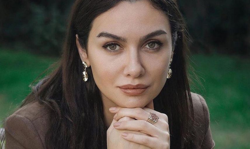 Aşkını ilan etti! Birce Akalay yakışıklı oyuncuyla sarmaş dolaş: Bunu seviyorum!