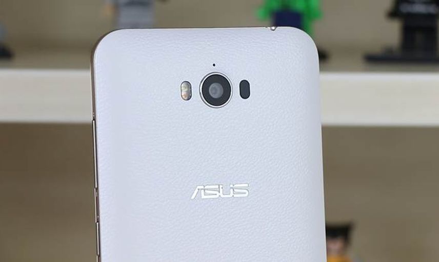 Cep Telefonlarının Arkasındaki Siyah Noktaya Dikkat