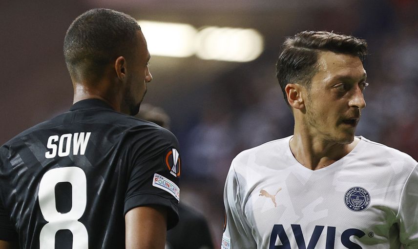 Fenerbahçeli Mesut Özil'in Frankfurt Maçındaki Performansı İngiltere'de Gündem Oldu!
