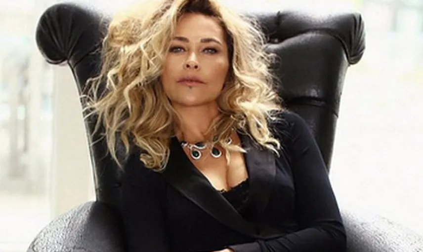 Hülya Avşar’ın Siyah Püsküllü Tenis Kıyafeti Olay Yarattı