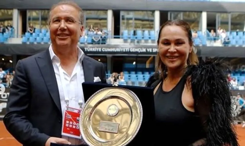 Hülya Avşar’ın Siyah Püsküllü Tenis Kıyafeti Olay Yarattı