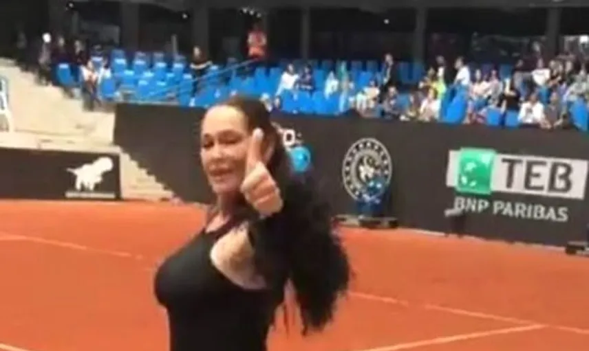 Hülya Avşar’ın Siyah Püsküllü Tenis Kıyafeti Olay Yarattı
