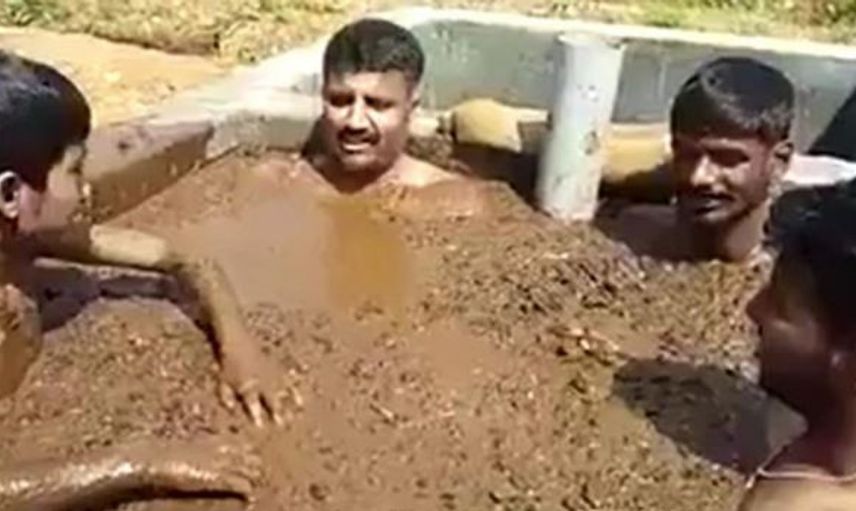 Hindistan'da Halk Kovid-19'a Karşı Tekrar Vücuduna İnek Dışkısı Sürmeye Başladı!