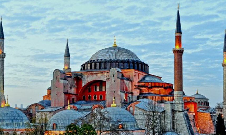 Ayasofya’da tahribat devam ediyor! Yavaş yavaş yok edilen tarihi yapının şimdi de mermerlerini kırdılar