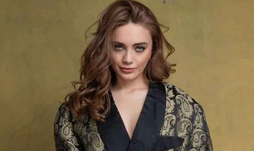 Aziz dizisinin yıldız ismi Damla Sönmez cesur pozları ile takipçilerini çoşturdu