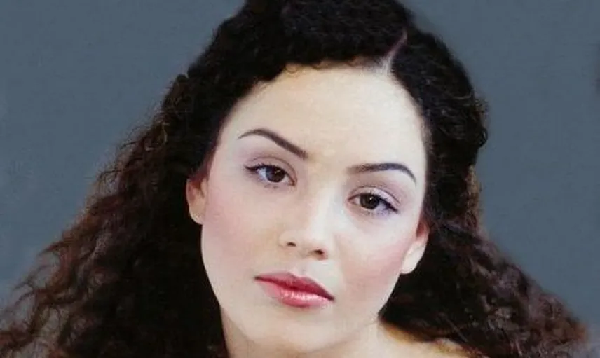Azra Akın Cesur Pozlar