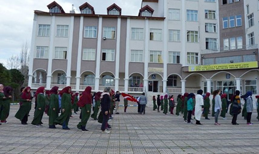 Kendine koca bulamayınca öğrencilerine göz dikti! Dini okulda yeni bir skandal! Öğrencisine cinsel ilişki mesajı attı mesajı veli görünce olanlar oldu