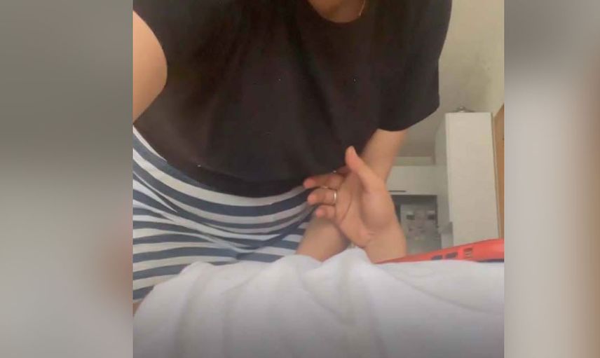 Gelin adayı Hanife Gürdal memelerini kocasına elletince olanlar oldu 'sen nasıl bir kadınsın biraz edep!' yorumları gecikmedi