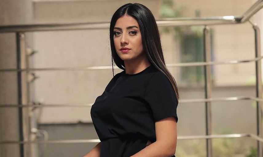 Fenomen gelin adayı Solmaz, kalçasını açarak şov yaptı! Sosyal medya cayır cayır yanıyor