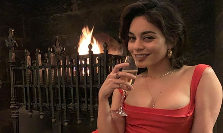 Ünlü yıldız Vanessa Hudgens’ın Paris Moda Haftası’nda giydiği kıyafet dekoltenin sınırlarını zorladı