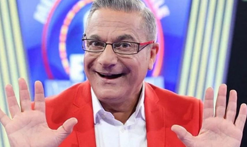 Ünlü şovmen Mehmet Ali Erbil, dans eden genç kızı hayran hayran izledi