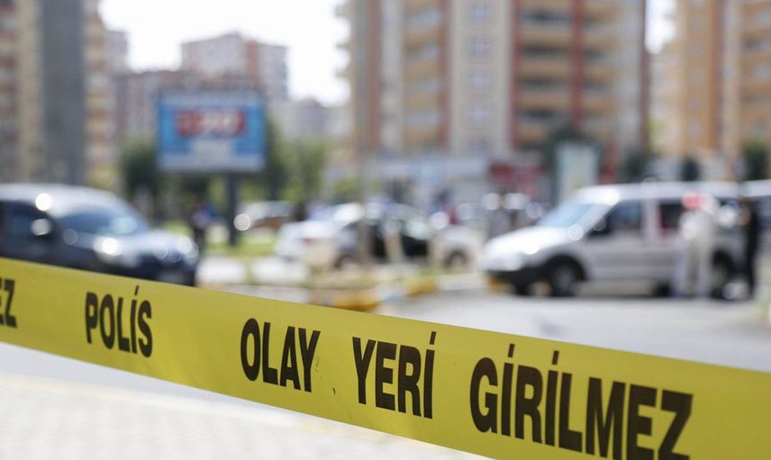 İzmir’de Erkek Arkadaşıyla Otel Odasında Kalan Genç Kadın Başından Vuruldu