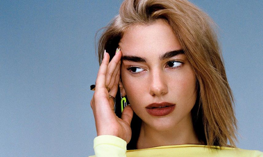 Dua Lipa minicik bikinisi ile yüzmeye çalıştı her yeri göründü ünlü isim frikik yağdırdı