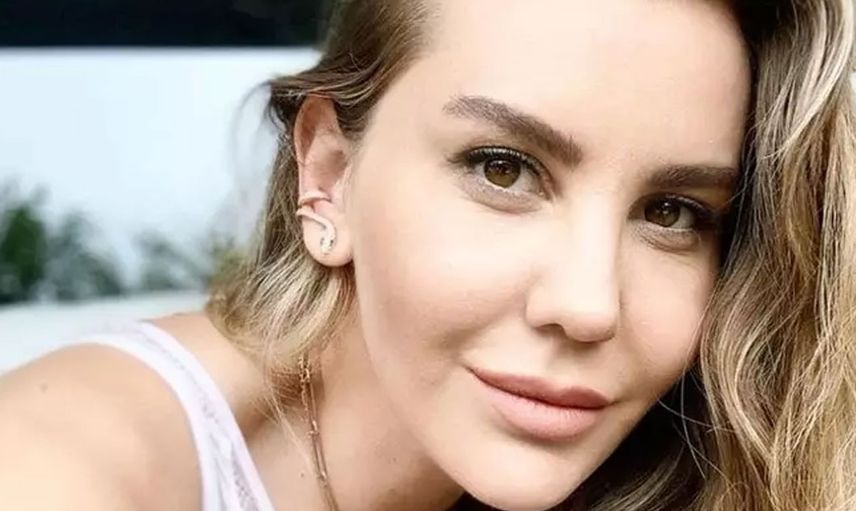 Esra Erol'un kardeşi Eda Erol gömleğinin düğmelerini açtı sütyeni ile erkek takipçilerini çoşturdu