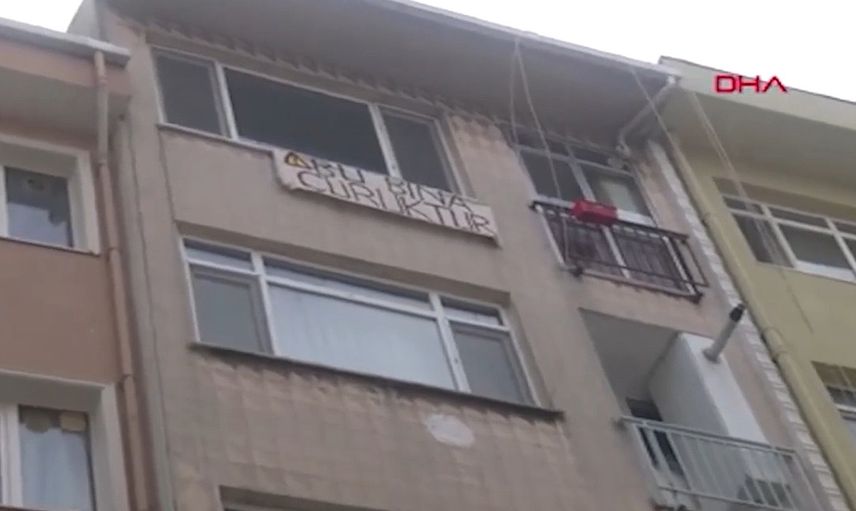 Bu evi gören almaktan vazgeçiyor pankarta yazdığı yazı herkesi uzaklaştırıyor
