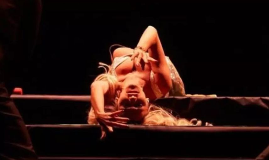 Hadise, erotik bulunarak yasaklanan dizi fragmanındaki pozlarının aynısını bu kez sahnede verdi! İşte o anlar…