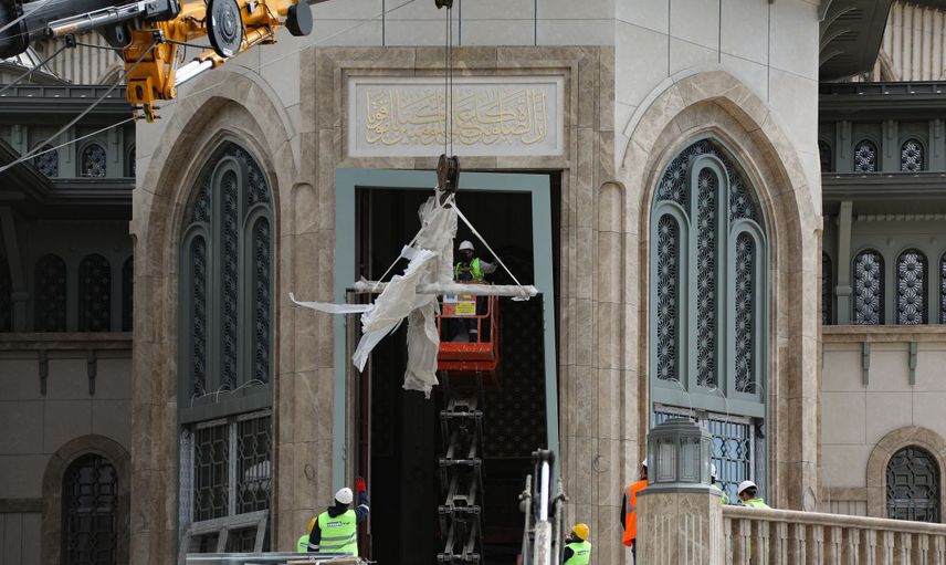 Taksim Camii’sinin Dev Avizesi Takıldı