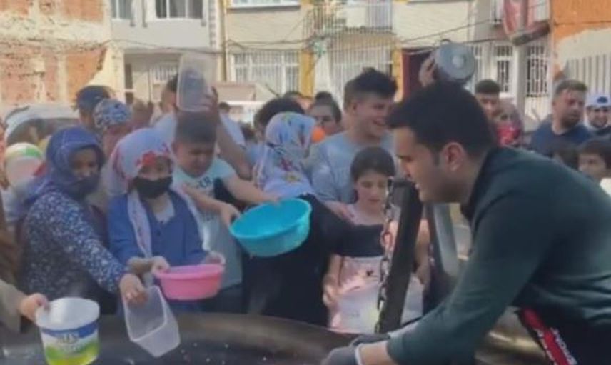 CZN Burak Sokak Ortasında Kavurma Yapıp İnsanlara Dağıttı