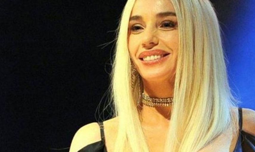 Gülşen sahnede yine yaptı yapacağı! Ama bu sefer abarttı kocasının gözü önünde önce erkek arkadaşının kucağına oturdu sonra da Edis'le kalça dansı yaptılar