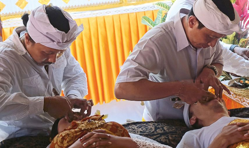 Bali’de korkutan gelenek: Cennete gitmek için dişlerini törpületmek zorundalar