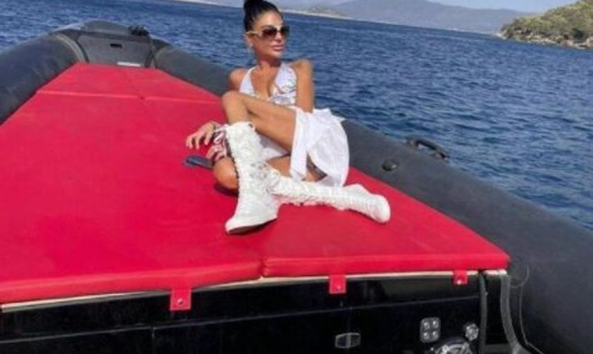 Süreyya Yalçın'dan Tepki Çeken Pozlar! Yangına Karşı Poz Verdi