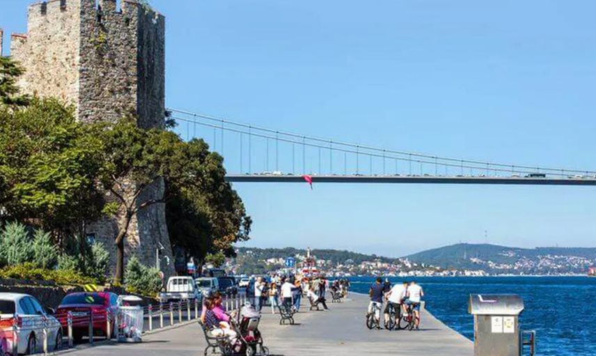 Bebek sahilde rezil anlar! Yabancı uyruklu şahıs çırıl çıplak güneşlendi, başımıza taş yağacak