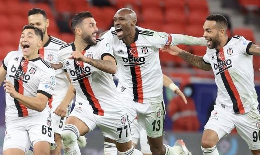 Beşiktaş'ta Emirhan İlkhan'ın iç transferinde anlaşma sağlandı! Genç futbolcunun sözleşmesi uzatıldı