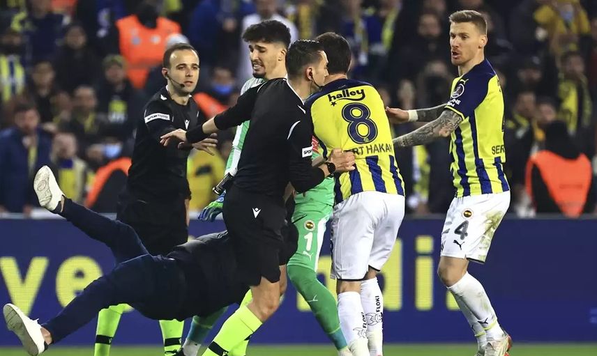 Fenerbahçe - Trabzonspor derbisinde yaşanan olaylar medyada yer bulmadı! Benzer olaylar Trabzon'a ceza yağmıştı