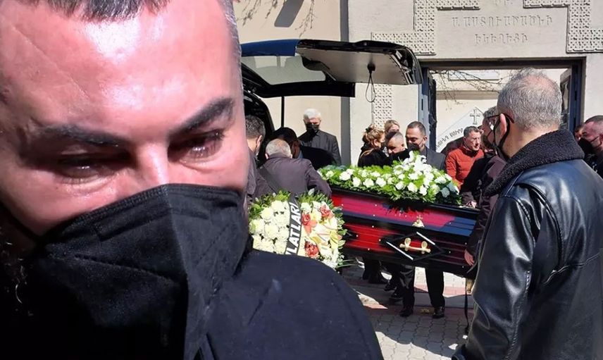 Bir evladın en acı günü: Babasını kaybeden Rober Hatemo cenazede gözyaşlarını tutamadı