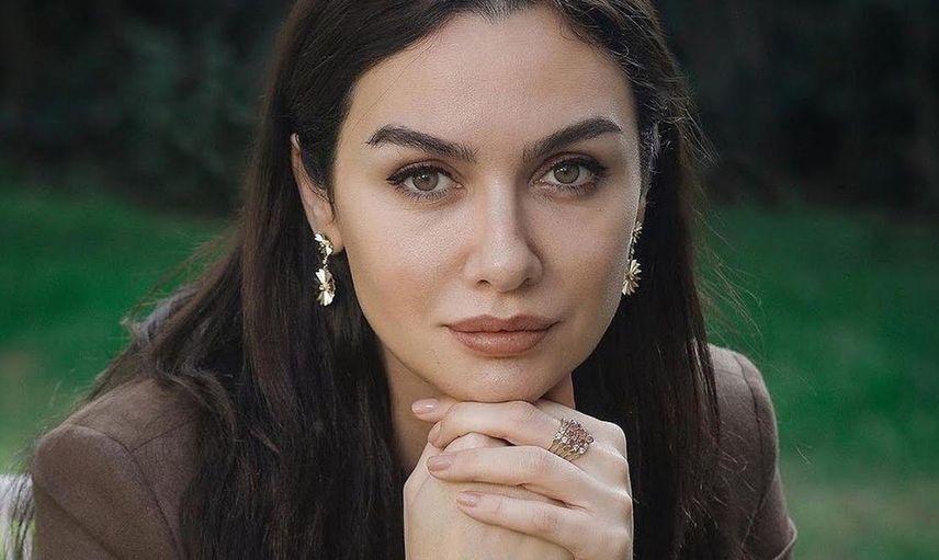 Birce Akalay ünlü oyuncuyla el ele görüntülendi: Aşk orucunu yakışıklı isimle bozdu!