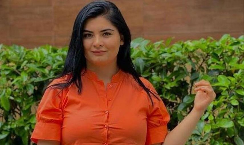 Gelin adayı Hanife'den beklenmeyen poz! Önce başını açtı şimdi de bacaklarını! Hanife'nin süper mini elbisesi olay yarattı