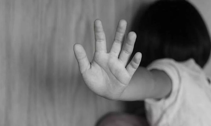 Böyle anne olmaz olsun! El kadar bebeğine öyle şeyler yaptı ki sosyal medyada tepki çekti