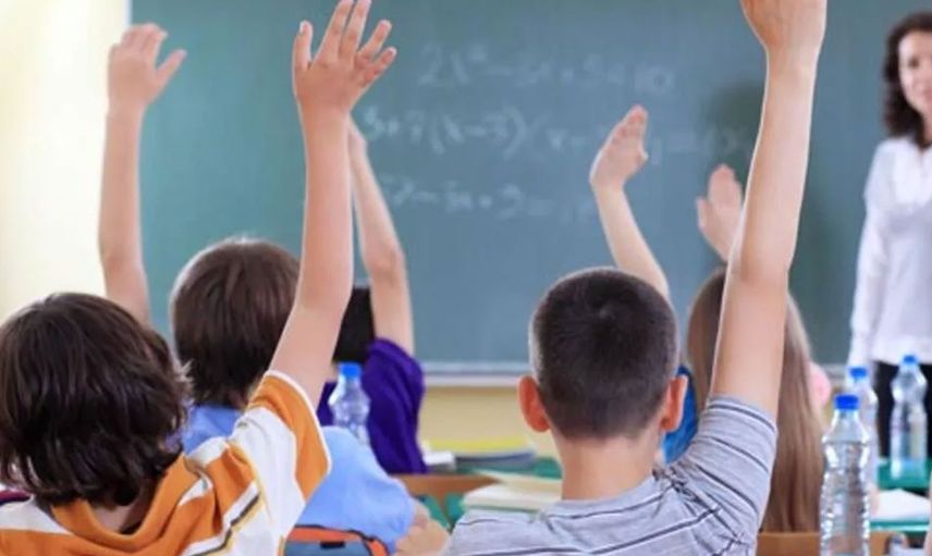 Bu nasıl öğretmen! Önce öğrencilerini soydu sonra ise onlara öyle şeyler yaptırdı ki gerçek ortaya çıkınca veliler sinir krizi geçirdi okulu bastı