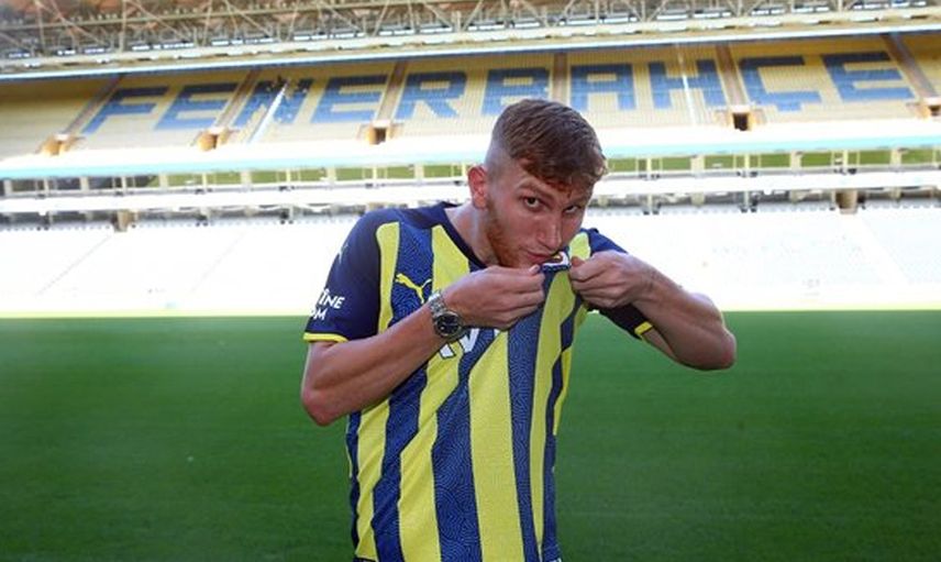 Burak Kapacak kimdir? Hangi mevkide oynamaktadır?