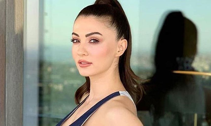 Burcu Özberk pozlarıyla rakiplerini ezdi geçti! Şezlongda sere serpe uzanan güzel oyuncu görenlerin aklını başından aldı