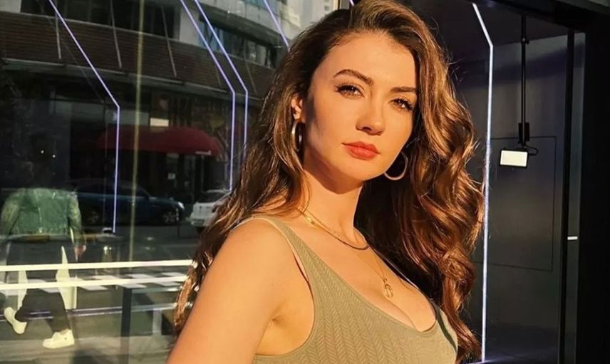 Burcu Özberk tatillere doyamadı! Verdiği mini etekli pozlarla erkekleri kendisine hayran bıraktı