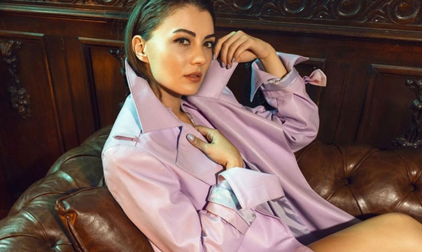 Burcu Özberk’ten parmak ısırtan pozlar! Tişörtü küçük gelince göğüs frikiği kaçınılmaz oldu gören gözlerini alamadı