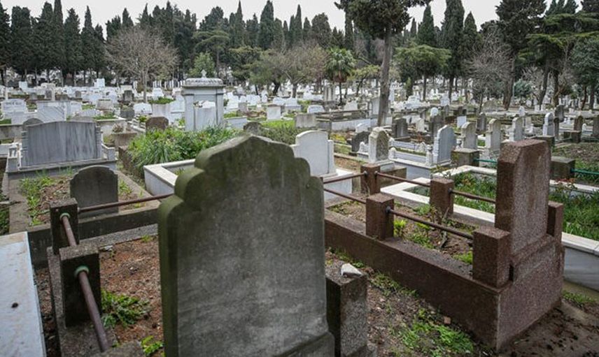 Büyükbabasının mezarında fotoğraf çekilen torun mahkemelik oldu