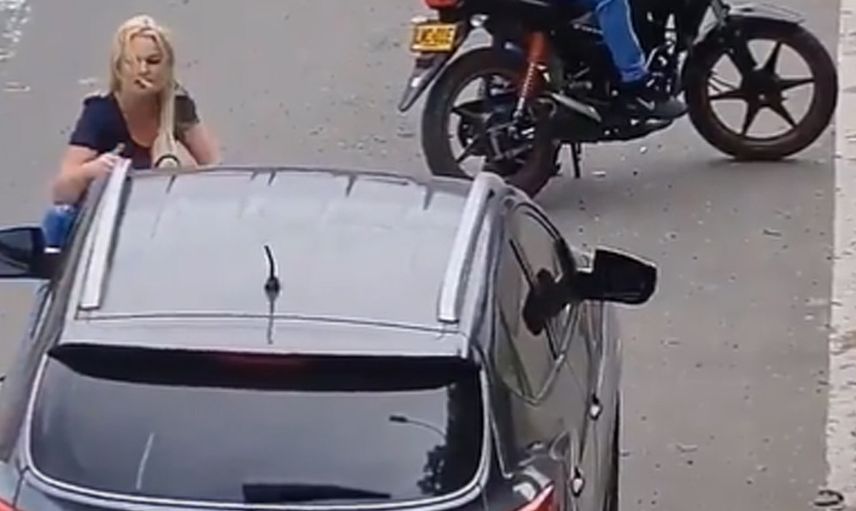 Arabayı tanıyınca önünde durdu