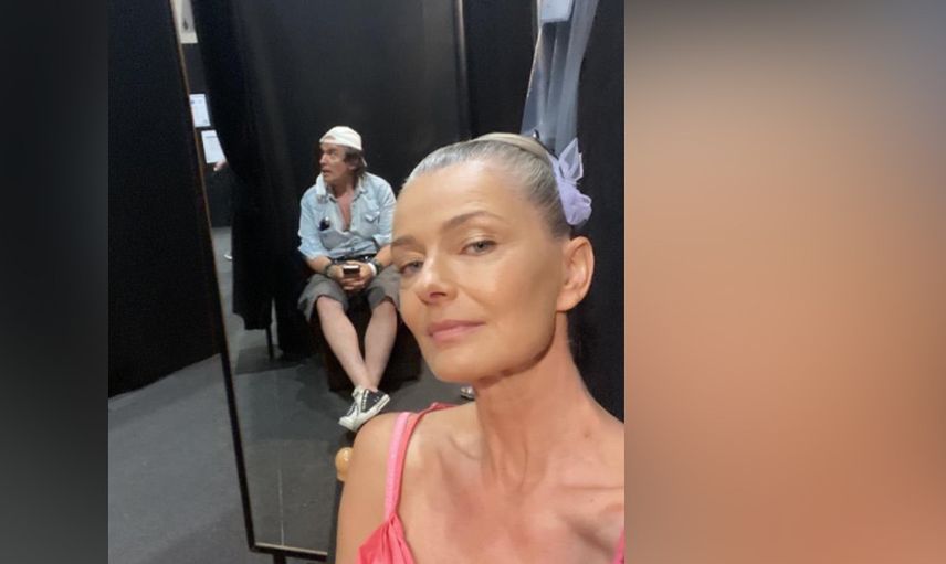 Süper model ayna karşısında cesur pozlar verdi