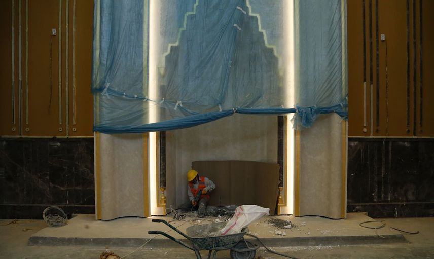 Taksim Camii’sinin Dev Avizesi Takıldı