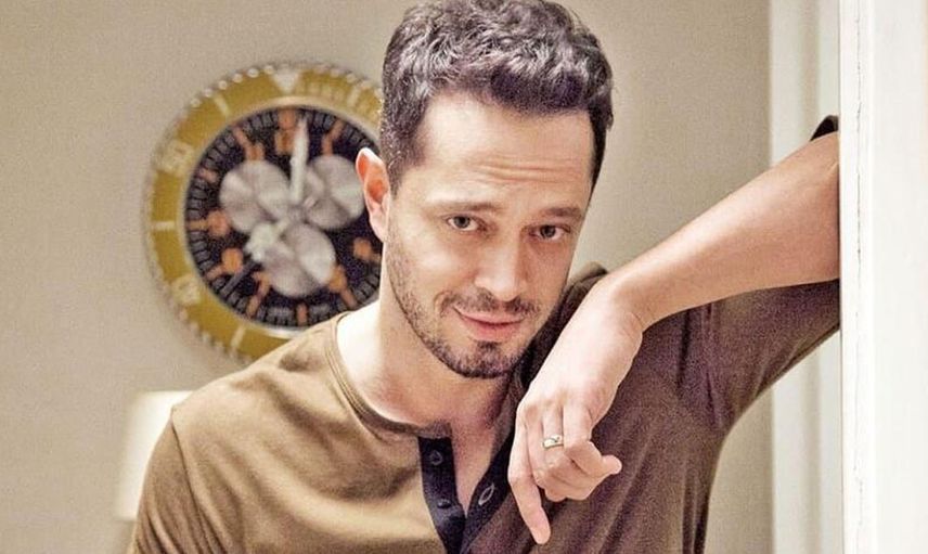 Murat Boz'dan karın kası şovu! Üstsüz poz veren ünlü şarkıcı genç kızların gözlerini kamaştırdı