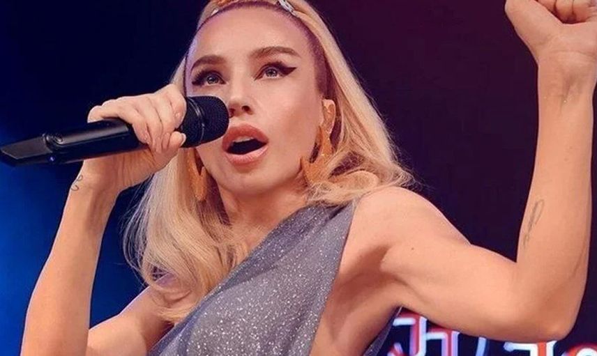 Gülşen yeni teklisi ''Bal'' için gün sayarken bomba paylaşım geldi: Transparan mayosunu giydi, beline yılan sardı!