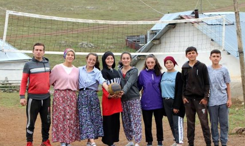 Yaylada Voleybol Oynayan Kızların Videosu 10 Milyon İzlenmeyi Geçti