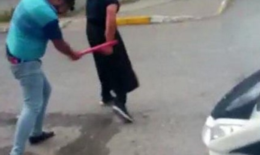 İstanbul'da Eşini Taciz Eden Adama Etek Giydirdi
