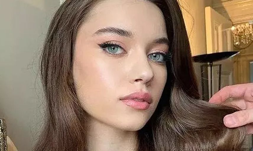 Yalı Çapkını'nın yıldızı Afra Saraçoğlu, göbeğine kadar inen dekoltesiyle geceye damga vurdu!