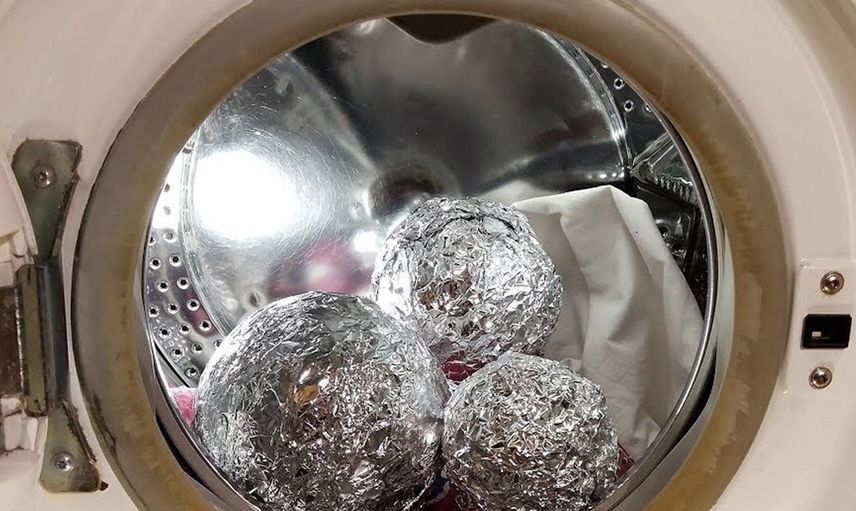 Çamaşır makinenize birkaç alüminyum folyo topu atın ve neler olduğunu görün!