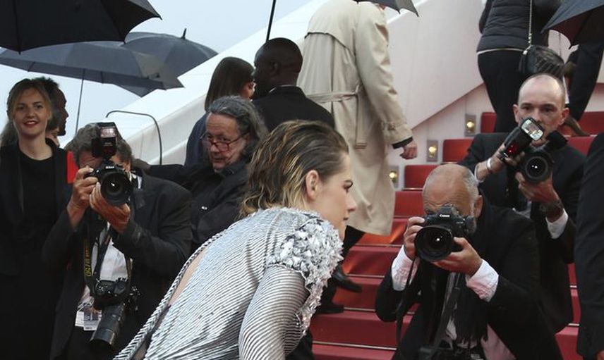 Ünlü İsim Cannes'ta Verdiği Çıplak Ayaklı Pozla Cesaretine Hayran Bıraktı