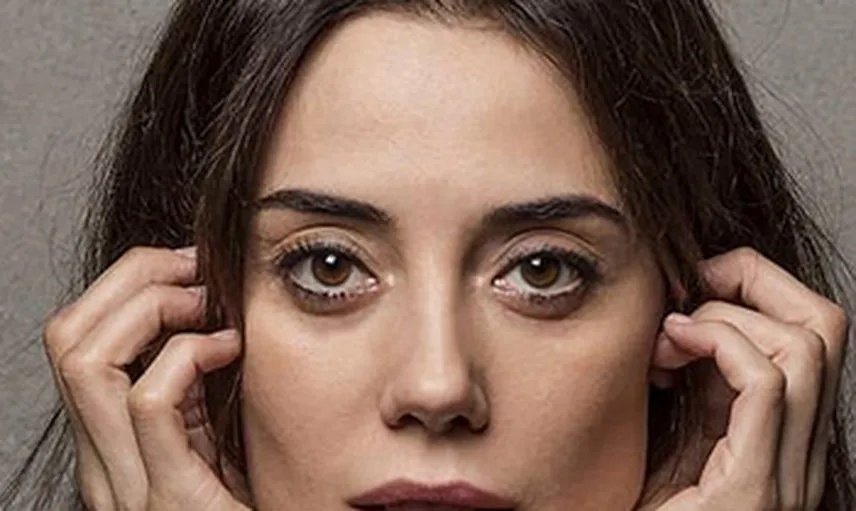 Cansu Dere, Mavi Bikinisiyle Beğeni Topladı
