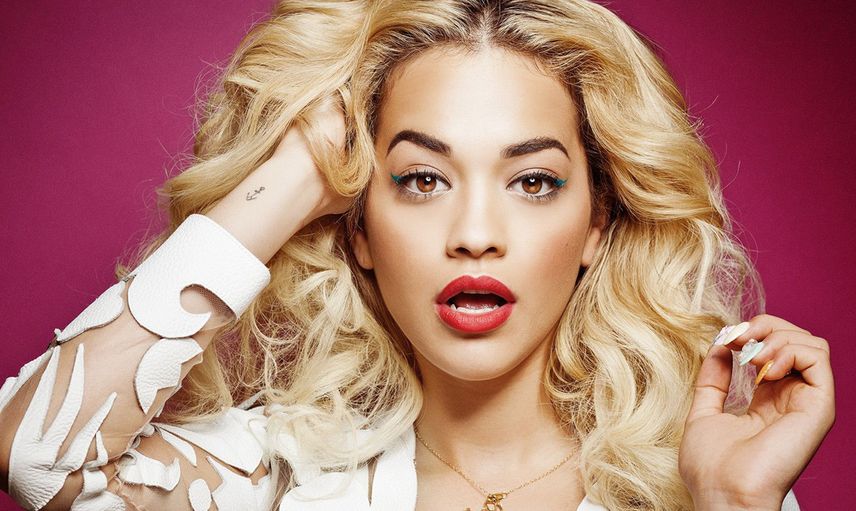 Dünyaca ünlü şarkıcı Rita Ora’nın sahil pozları ateş ediyor! Minicik bikinisiyle sere serpe çektirdiği fotoğraflar olay oldu